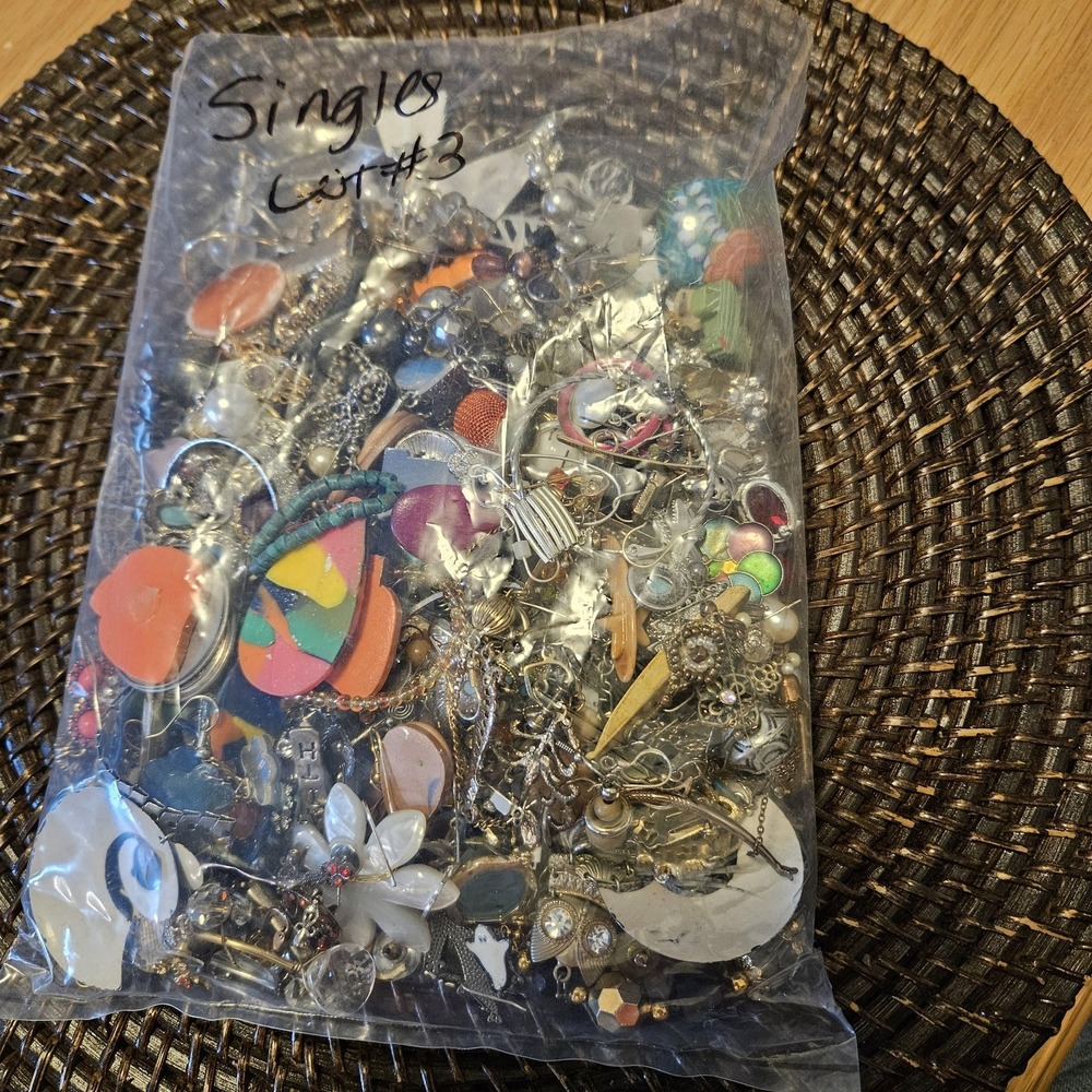 2 lbs Junk Jewelry Mystery Lot: Single Earrings Jewelry Pieces for Crafting/wear - Picture 9 of 15